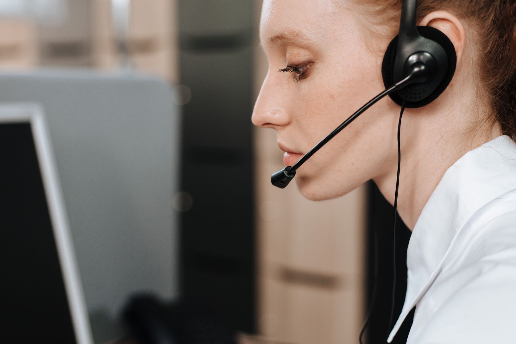 Frau mit Headset im Telefonservice